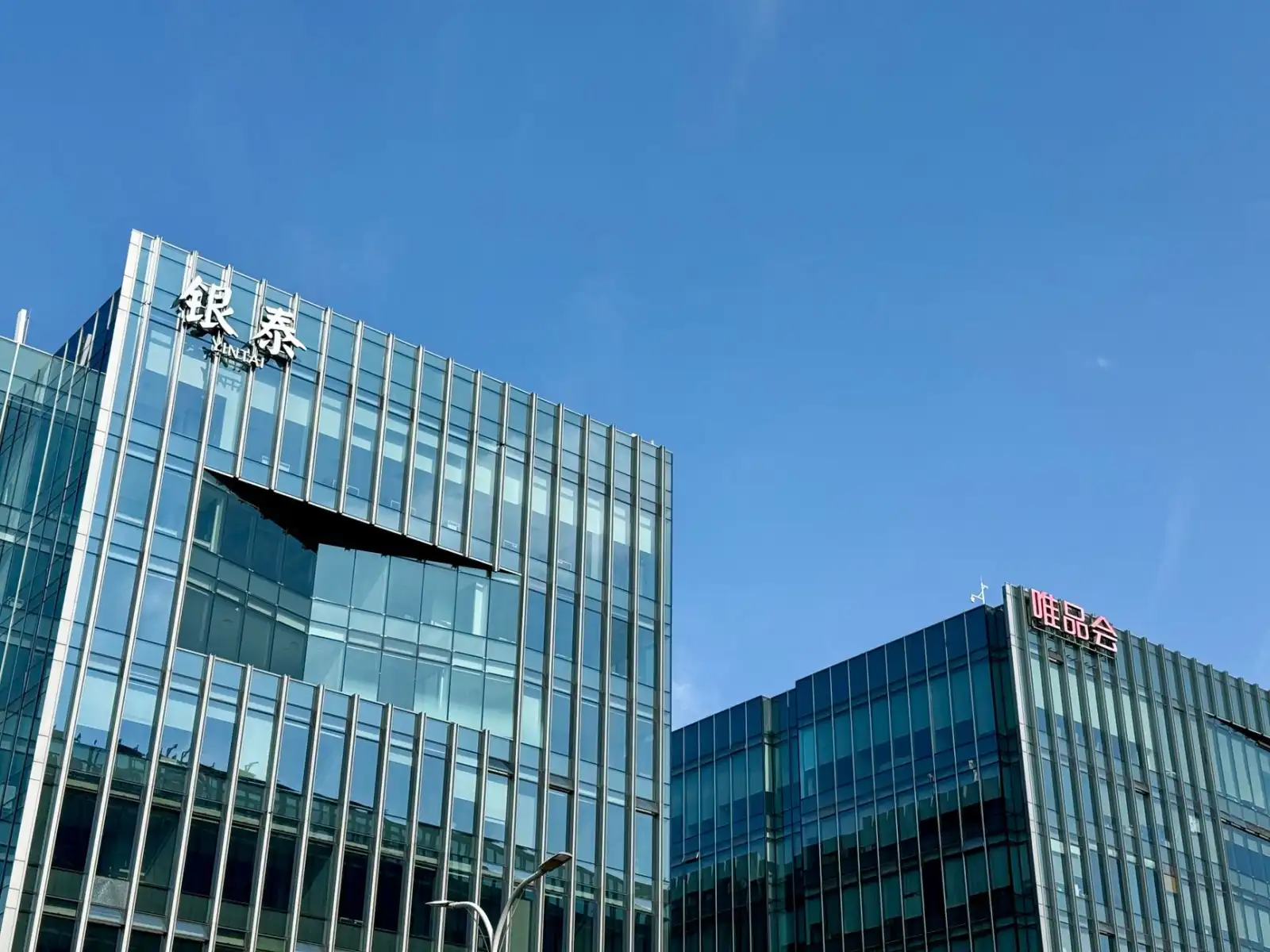 2025年深圳商业空间室内设计趋势与材质创新应用